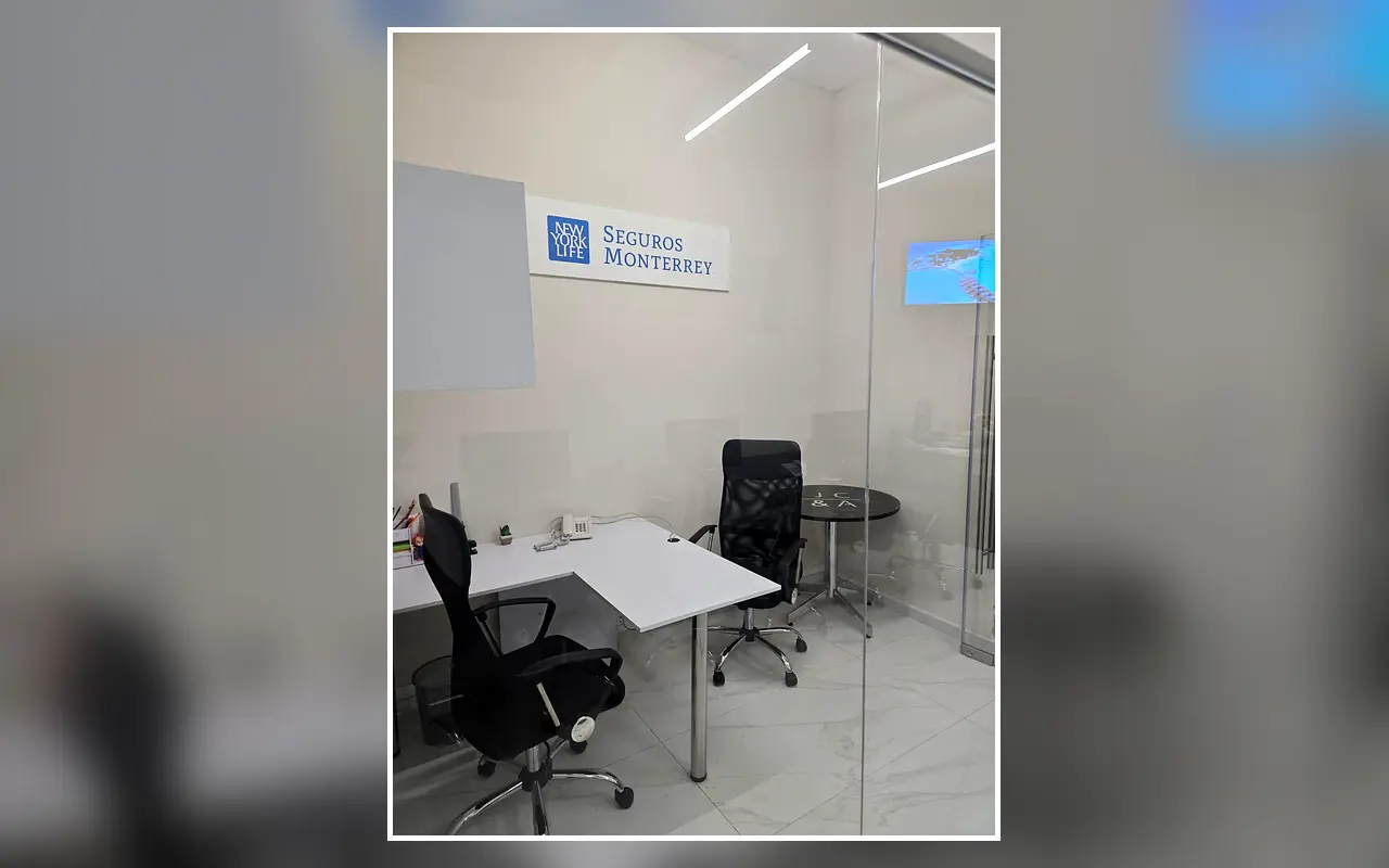 Sala de trabajo con imagen de Seguros Monterrey