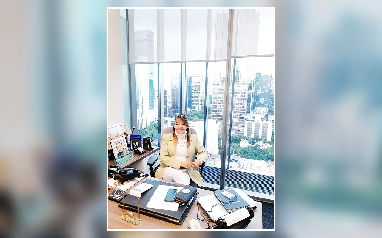 Promotora en las oficinas de JCYA