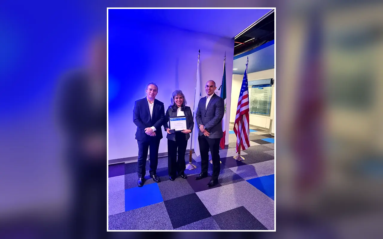 Entrega de reconocimiento profesional