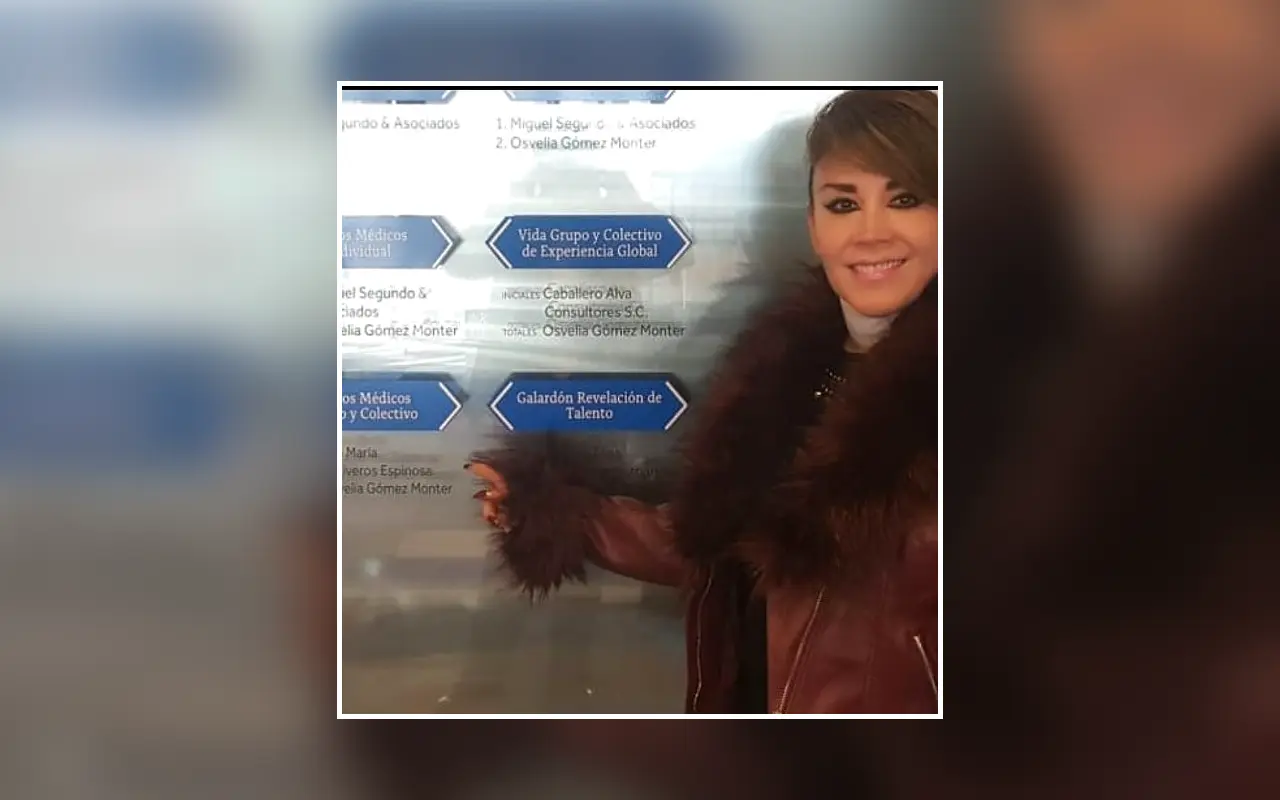 Promotora junto a panel de reconocimientos