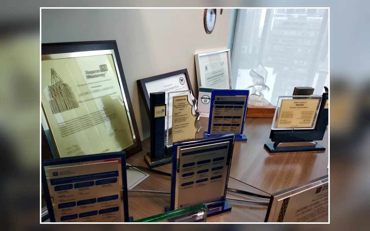 Colección de reconocimientos de Seguros Monterrey