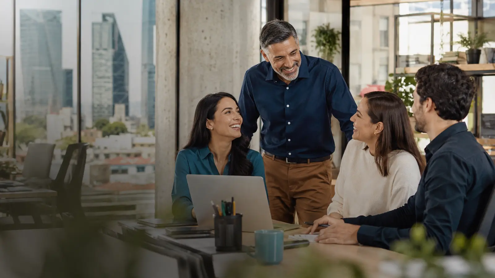 Equipo de colaboradores reunido en una oficina